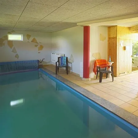 In With Swimming Pool Nyaraló *